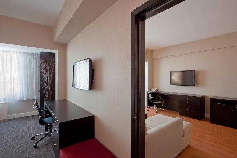 Armon Plaza Montreal Airpt, Trademark Collection By Wyndham Δωμάτιο φωτογραφία