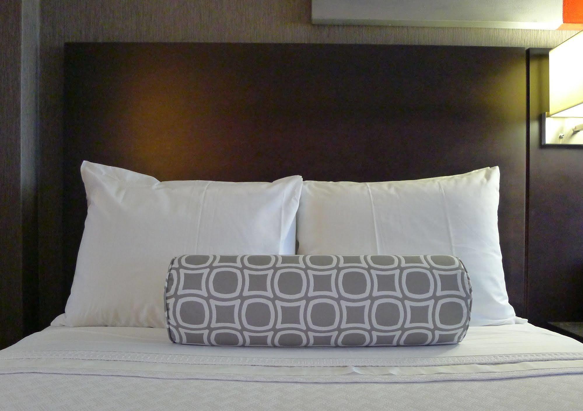 Armon Plaza Montreal Airpt, Trademark Collection By Wyndham Εξωτερικό φωτογραφία